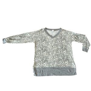 Sew In Love Gray Leopard Print Long Sleeve Jersey Top Sz-Medium V-Neck Oversized